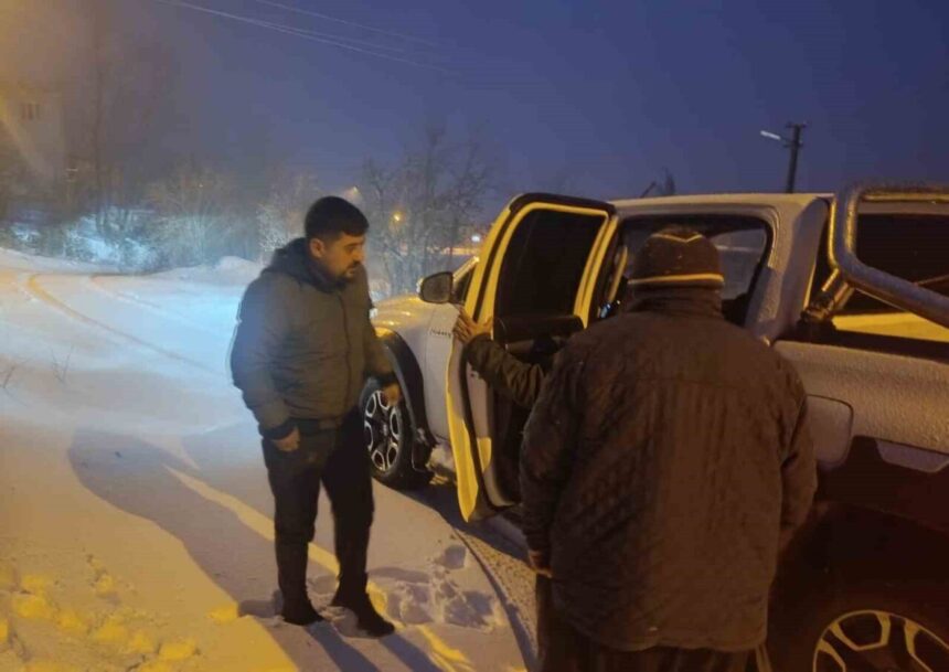 Osmaniye’nin Düziçi ilçesinde yoğun kar nedeniyle mahsur kalan 2 yaşlı kadın, belediye ekipleri tarafından kurtarıldı. Osmaniye’nin Düziçi ilçesinde yoğun kar nedeniyle mahsur kalan 2 yaşlı kadın, belediye ekipleri tarafından kurtarıldı.