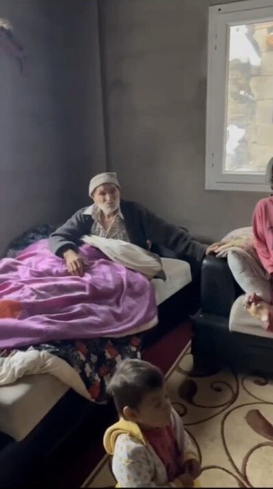 Osmaniye’de kar nedeniyle kapanan yoldaki 2 hasta UMKE ekiplerince hastaneye ulaştırıldı.