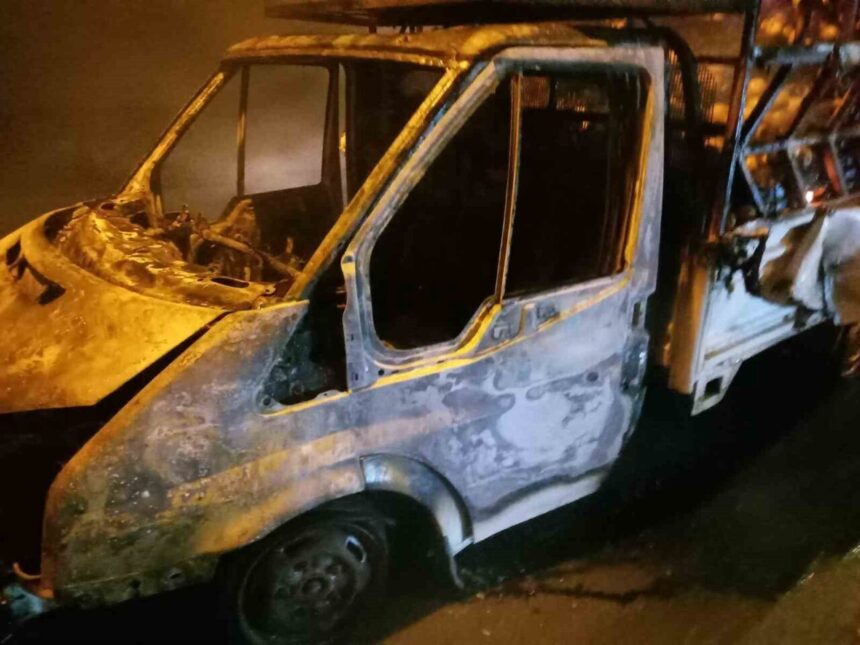 Bahçe’de mandalina yüklü kamyonette çıkan yangın, itfaiyenin hızlı müdahalesiyle söndürüldü.