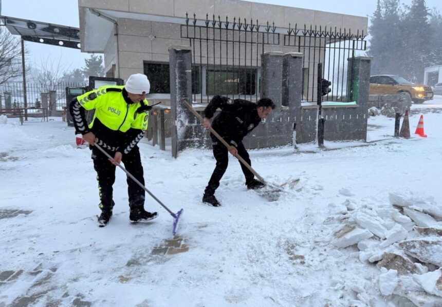 Hasanbeyli’de Emniyet Ekipleri, Kar Yağışı Sonrası Hizmet Binalarını Temizledi Hasanbeyli’de Emniyet Ekipleri, Kar Yağışı Sonrası Hizmet Binalarını Temizledi