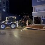 Düziçi’nde Şiddetli Rüzgar, İş Yerinin Önündeki Sundurma Çatısını Kopardı, Ekipler Müdahale Etti