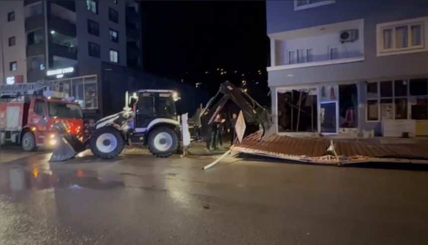 Düziçi’nde Şiddetli Rüzgar, İş Yerinin Önündeki Sundurma Çatısını Kopardı, Ekipler Müdahale Etti Düziçi’nde Şiddetli Rüzgar, İş Yerinin Önündeki Sundurma Çatısını Kopardı, Ekipler Müdahale Etti