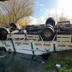 Osmaniye’de kontrolden çıkan turp yüklü kamyon köprü korkuluklarını aşarak dereye devrildi. Sürücü yaralandı.