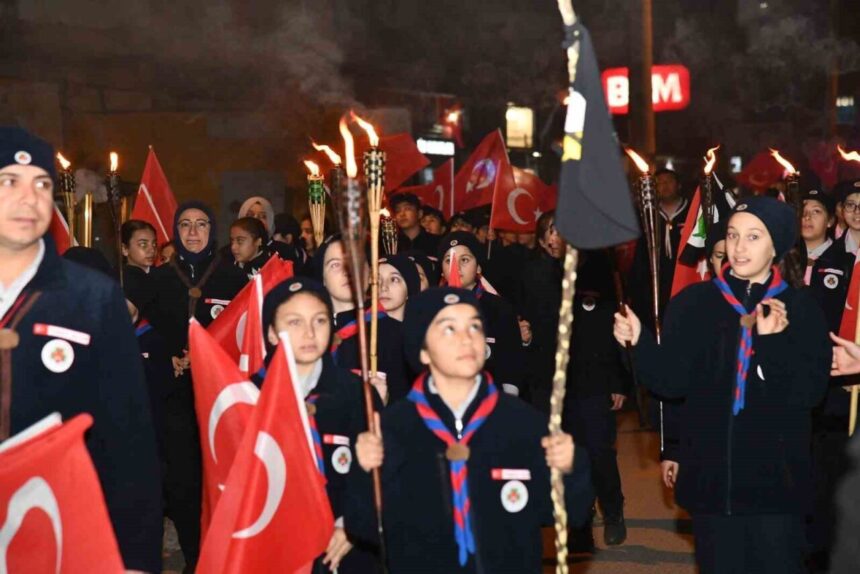 Osmaniye’nin düşman işgalinden kurtuluşunun 104’üncü yıldönümü dolayısıyla Fener Alayı Yürüyüşü yapıldı. Osmaniye’nin düşman işgalinden kurtuluşunun 104’üncü yıldönümü dolayısıyla Fener Alayı Yürüyüşü yapıldı.