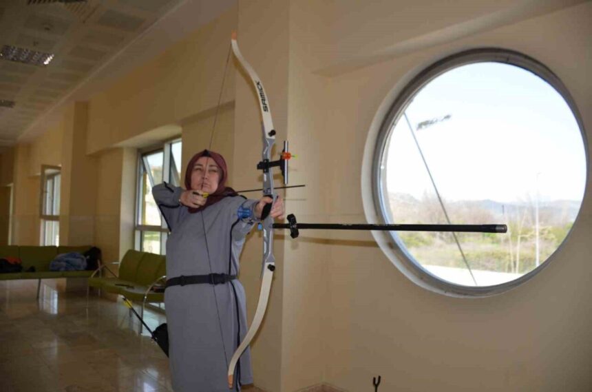 Bilecik’te yaşayan Şefika Turgut, Osmanlı dizisinden ilham alarak okçuluk kursuna başladı.