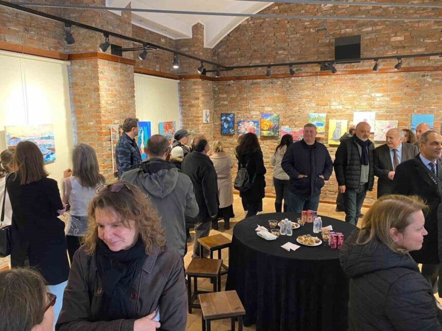 Otizmli sanatçı Alp Eren Candan, Eskişehir’de kişisel resim sergisini sanatseverlerle buluşturdu. Otizmli sanatçı Alp Eren Candan, Eskişehir’de kişisel resim sergisini sanatseverlerle buluşturdu.