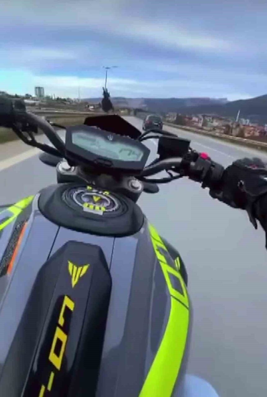 Hatay’da motosiklet sürücüsüne akrobasi ve hız ihlali nedeniyle 45 bin TL ceza uygulandı. Hatay’da motosiklet sürücüsüne akrobasi ve hız ihlali nedeniyle 45 bin TL ceza uygulandı.