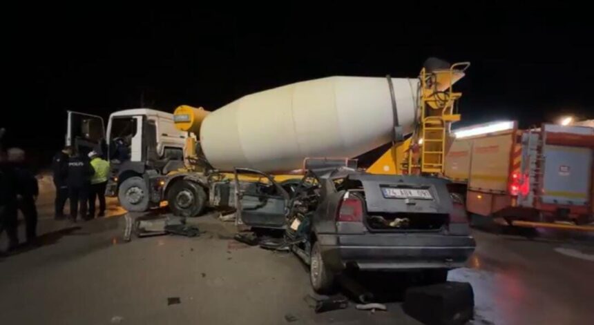 Bartın’da otomobilin beton mikserine çarpması sonucu sürücü hastaneye kaldırıldı. Bartın’da otomobilin beton mikserine çarpması sonucu sürücü hastaneye kaldırıldı.