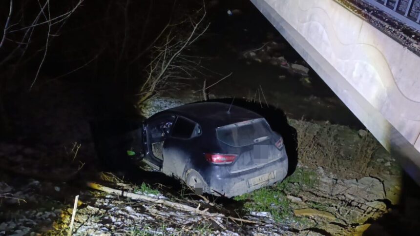 Bursa’nın İnegöl ilçesinde kontrolden çıkan araç dereye düştü, sürücü yaralandı.