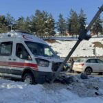 Karabük’te ambulans ve otomobil çarpıştı; 2 sağlık çalışanı yaralandı.