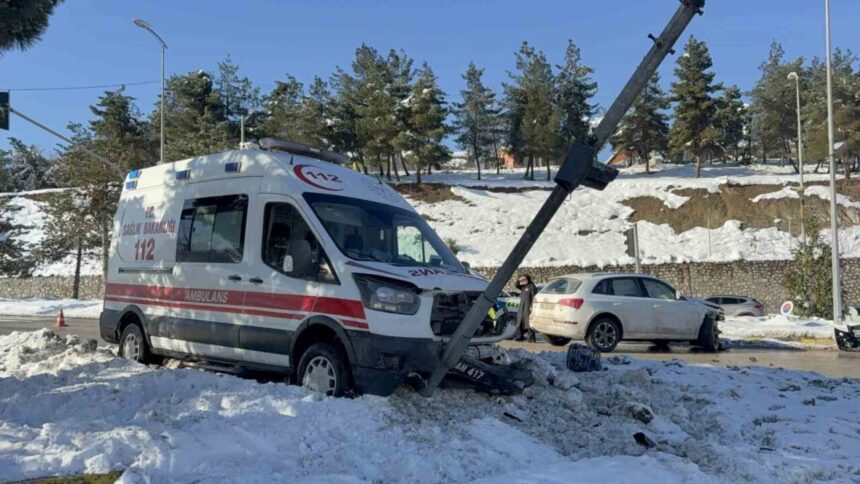 Karabük’te ambulans ve otomobil çarpıştı; 2 sağlık çalışanı yaralandı.