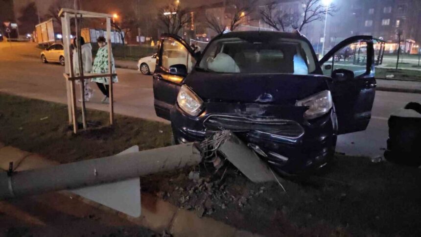 Edirne’de otomobilin refüje çıkması sonucu meydana gelen kaza güvenlik kamerasına yansıdı. Edirne’de otomobilin refüje çıkması sonucu meydana gelen kaza güvenlik kamerasına yansıdı.