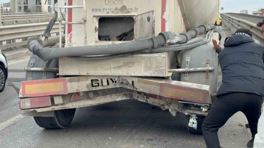 Samsun’daki viyadükte otomobilin çimento tankerine çarpması sonucu 1 kişi yaralandı. Samsun’daki viyadükte otomobilin çimento tankerine çarpması sonucu 1 kişi yaralandı.