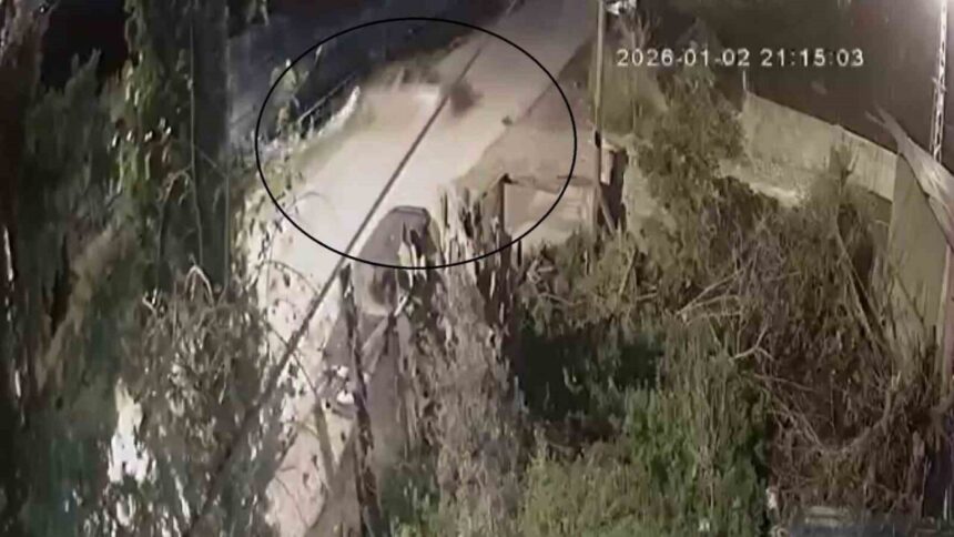 Hatay’da direksiyon hakimiyetini kaybeden sürücü su kanalına düştü, 3 kişi yaralandı; kaza güvenlik kamerasında görüntülendi.