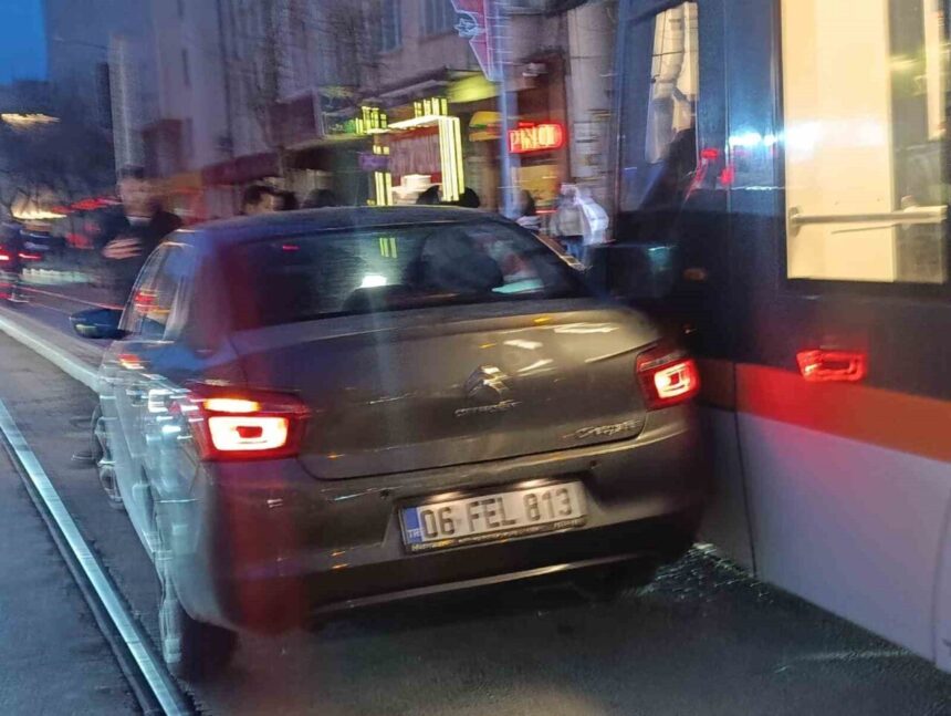 Eskişehir’de otomobilin tramvaya çarpması sonucu meydana gelen kaza maddi hasarla sonuçlandı.