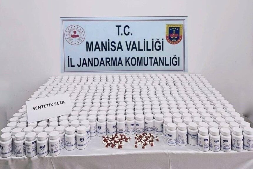 Manisa’da jandarmanın yılbaşı güvenlik önlemleri çerçevesinde durdurduğu araçta çok sayıda sentetik hap ele geçirildi. Şüpheli tutuklandı.