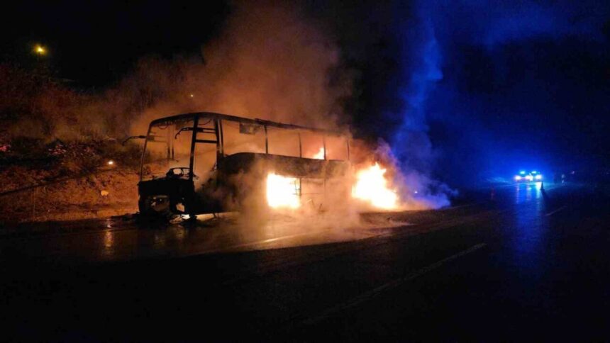 Pozantı’da 39 yolcuyla giden otobüs yangında tamamen yandı, yolcular güvenle tahliye edildi.