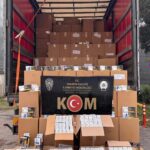Sakarya’da polis operasyonunda tırda 6 milyon 610 bin gümrük kaçağı makaron bulundu, sürücü gözaltına alındı.