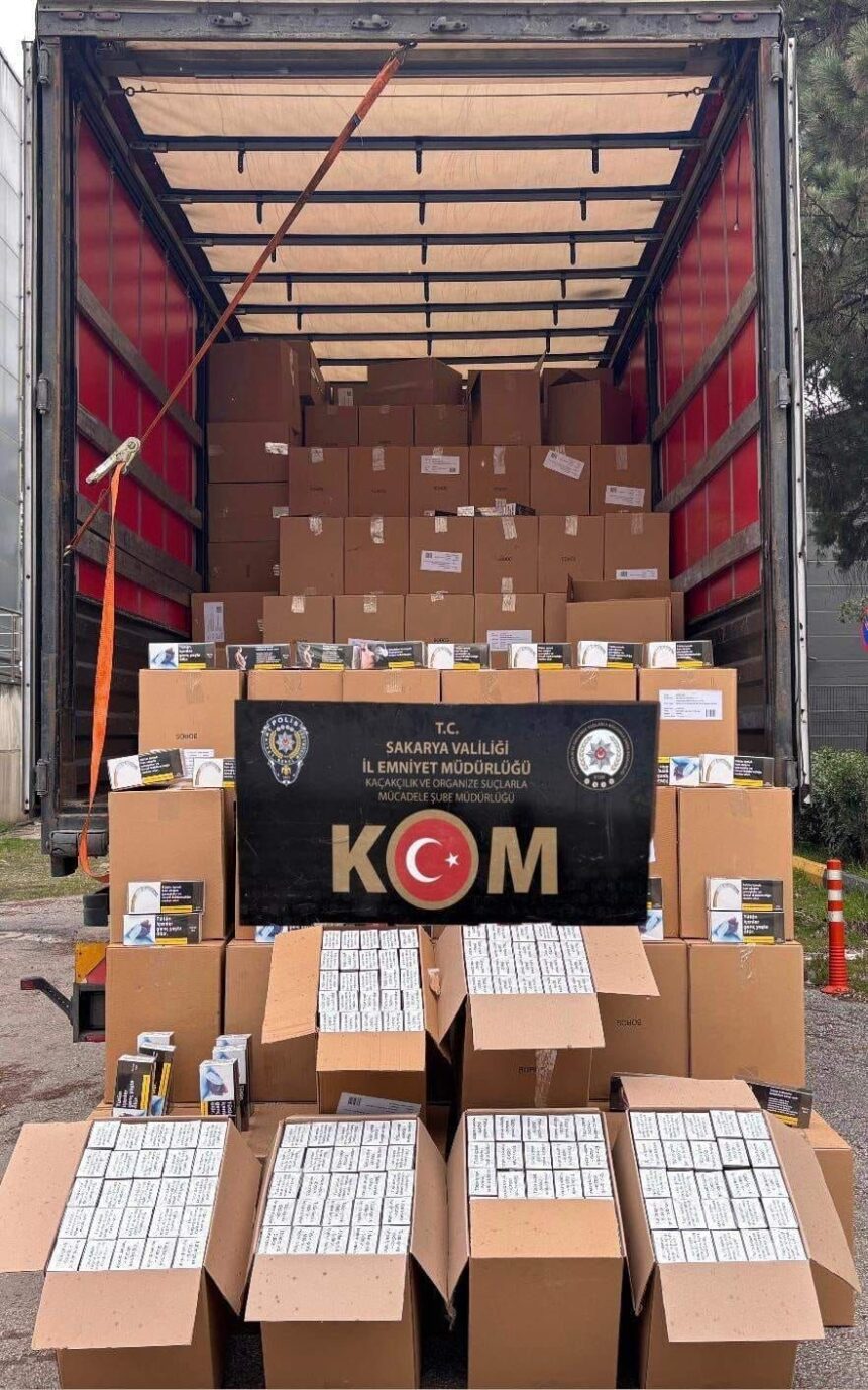 Sakarya’da polis operasyonunda tırda 6 milyon 610 bin gümrük kaçağı makaron bulundu, sürücü gözaltına alındı. Sakarya’da polis operasyonunda tırda 6 milyon 610 bin gümrük kaçağı makaron bulundu, sürücü gözaltına alındı.