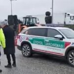 DÜZCE (İHA) – Anadolu Otoyolu’nda acil geçiş noktasından ters yöne dönen otobüs sürücüsüne ceza kesildi.