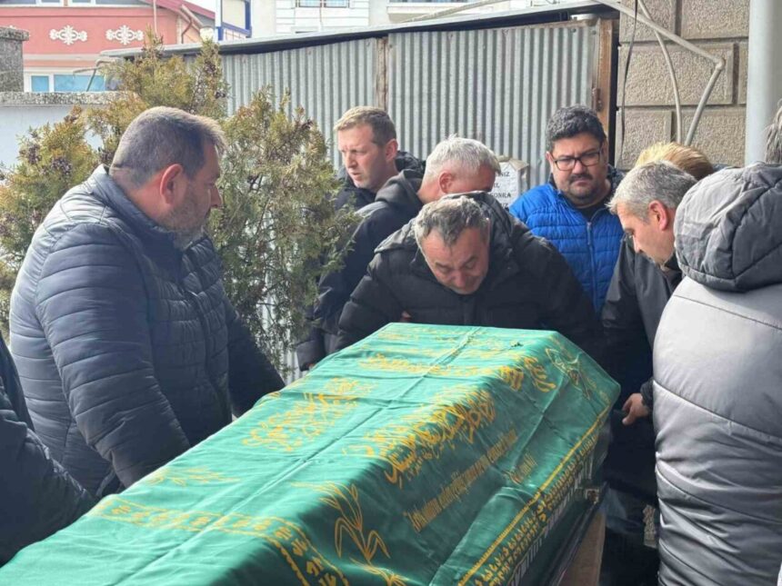 Anadolu Otoyolu Sakarya geçişindeki zincirleme kazada hayatını kaybeden 28 yaşındaki Burak Gökhan toprağa verildi. Anadolu Otoyolu Sakarya geçişindeki zincirleme kazada hayatını kaybeden 28 yaşındaki Burak Gökhan toprağa verildi.