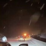 İnegöl’de kar yağışı nedeniyle Oylat Kaplıcaları yolu trafiğe kapandı, 20 araç yolda bekliyor.