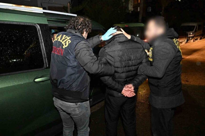 Mersin’de düzenlenen operasyonda cinayetten 27 yıl hapis cezası bulunan firari yakalandı. Mersin’de düzenlenen operasyonda cinayetten 27 yıl hapis cezası bulunan firari yakalandı.