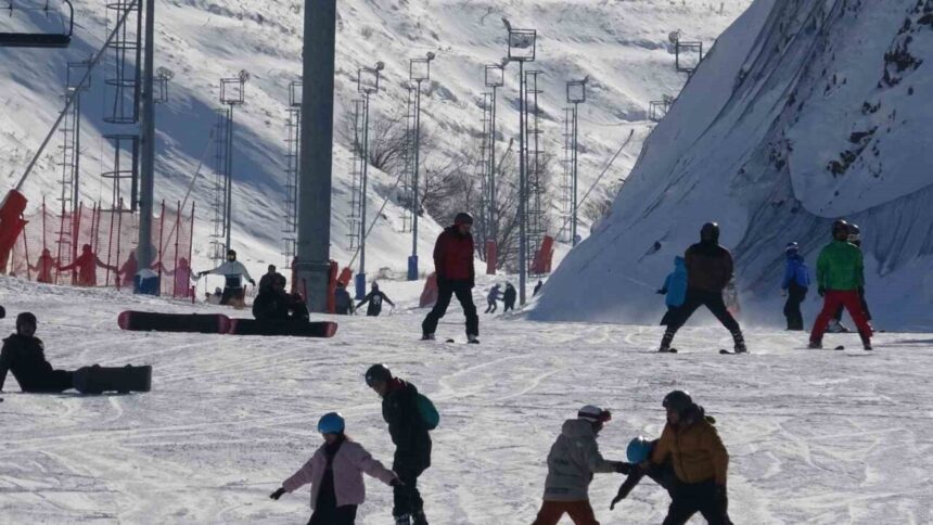 Palandöken Kayak Merkezi’nde hafta sonu yoğun ziyaretçi akını görüldü.