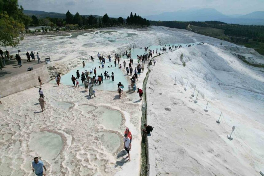 Pamukkale Hierapolis, 2025’te 2 milyon 299 bin ziyaretçi ile Türkiye’nin en çok gezilen örenyeri oldu.