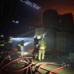 Erzin’deki narenciye fabrikasında çıkan yangında dumandan etkilenen 19 yaşındaki işçi hayatını kaybetti.