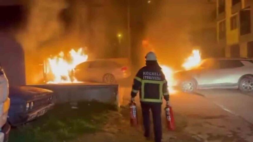 Darıca’da park halindeki araçta çıkan yangın, çevrede panik yarattı; iki otomobilde hasar meydana geldi. Darıca’da park halindeki araçta çıkan yangın, çevrede panik yarattı; iki otomobilde hasar meydana geldi.