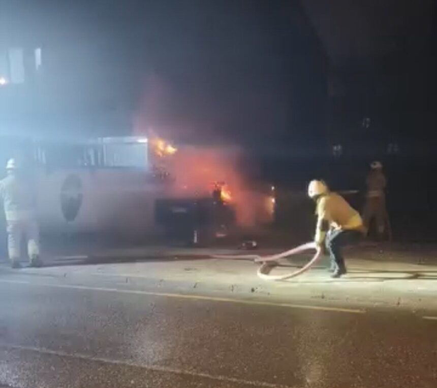 Düzce’de park halindeki otomobil alev aldı, itfaiye yangını söndürdü. Düzce’de park halindeki otomobil alev aldı, itfaiye yangını söndürdü.