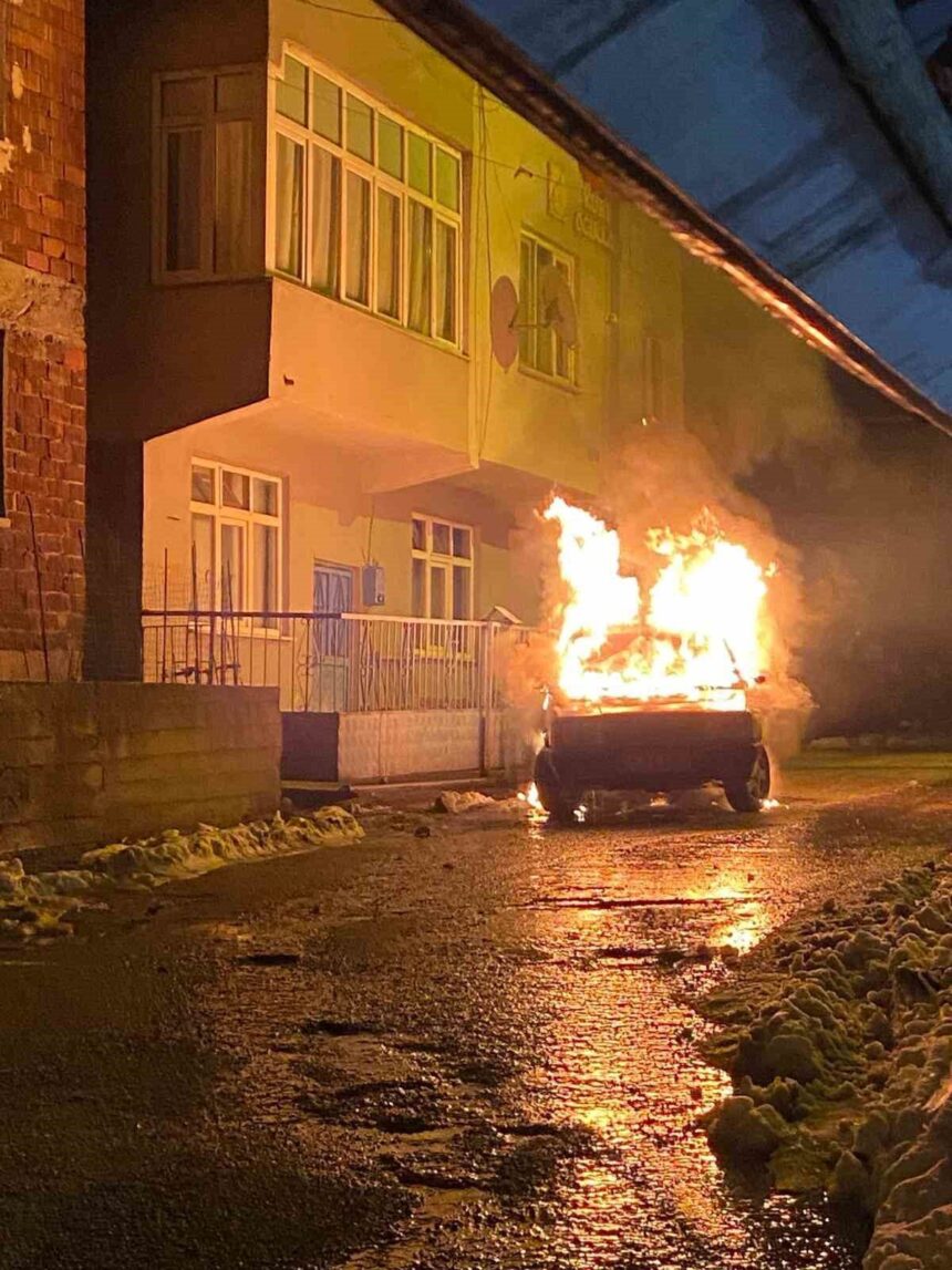 Yenice’de park halindeki araçta çıkan yangın, itfaiye ekiplerinin hızlı müdahalesiyle kontrol altına alındı.