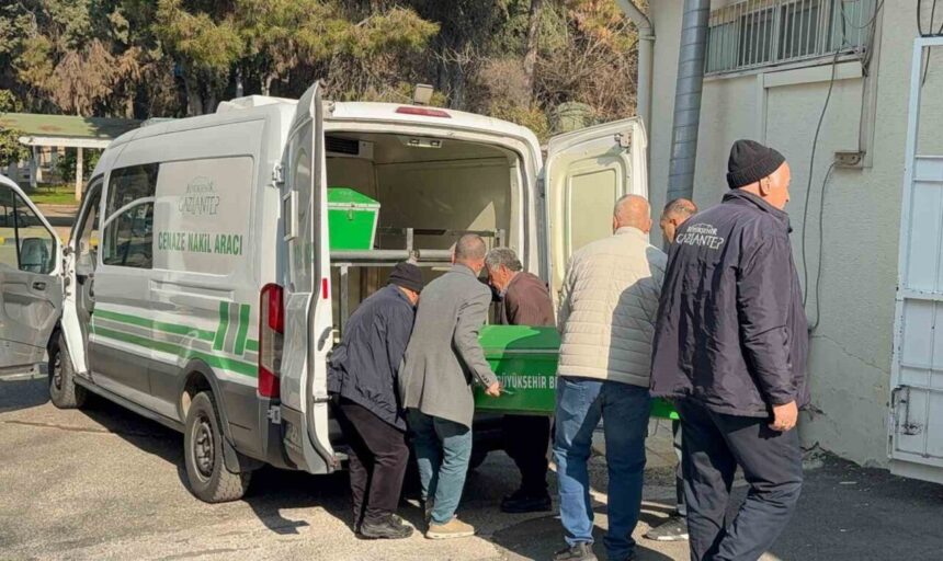 Gaziantep’te eski eşi tarafından silahlı saldırıya uğrayan Fatma Köklü’nün davasında sanık hakim karşısında. Gaziantep’te eski eşi tarafından silahlı saldırıya uğrayan Fatma Köklü’nün davasında sanık hakim karşısında.