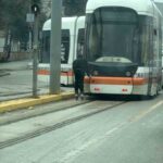 Eskişehir’de tramvaya tutunarak tehlikeli hareket eden patenli çocuk, izleyenleri ürküttü.