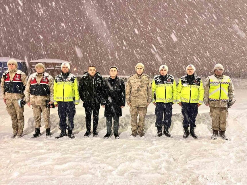 Patnos’ta yeni yıl dolayısıyla güvenlik ekiplerine moral ziyareti yapıldı.