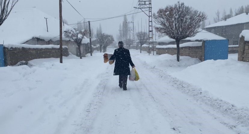 Patnos’ta kar yağışı etkisini artırdı, vatandaşlar dikkatli olmaya çağırıldı. Patnos’ta kar yağışı etkisini artırdı, vatandaşlar dikkatli olmaya çağırıldı.