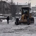 Patnos’ta yoğun kar yağışı sonrası günlük hayatın etkilenmemesi için temizlik çalışmaları sürüyor.