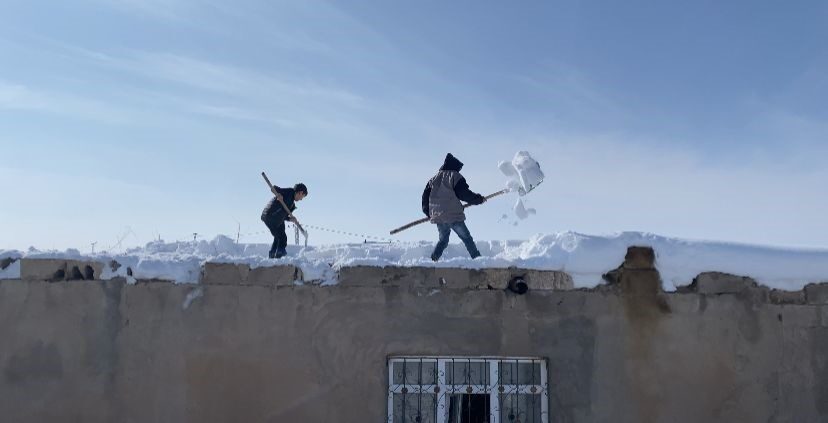 Patnos’ta yoğun kar yağışı ve soğuk hava, hayatı olumsuz etkiledi; köylüler dayanışma gösterdi. Patnos’ta yoğun kar yağışı ve soğuk hava, hayatı olumsuz etkiledi; köylüler dayanışma gösterdi.