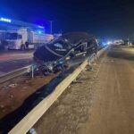 Hatay’da sürücüsünün direksiyon hakimiyetini kaybetmesi sonucu orta refüje çıkan otomobildeki kişi yaralandı.