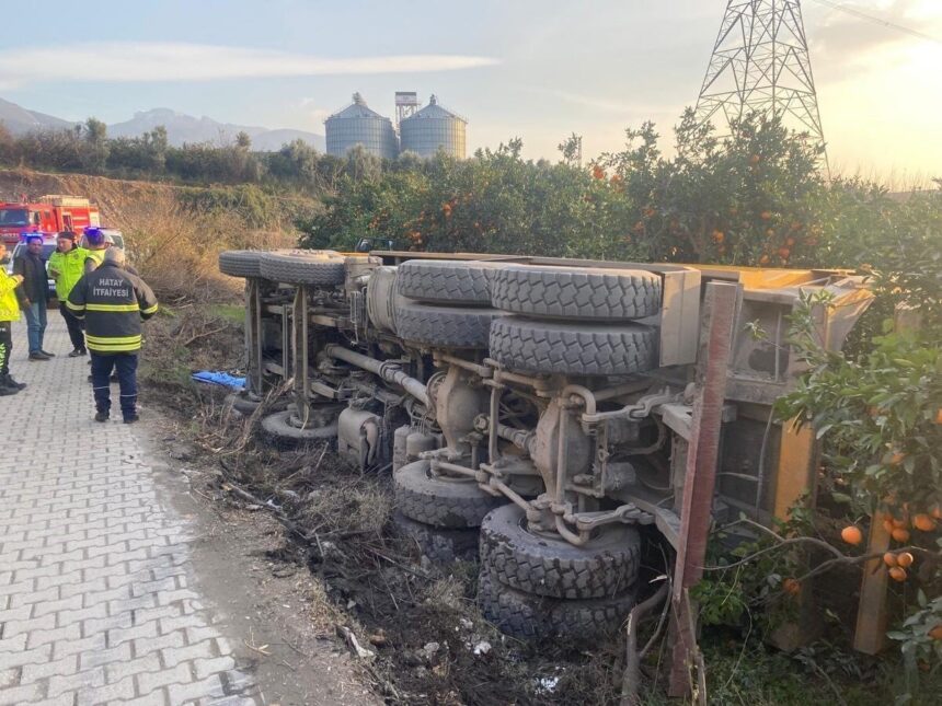 Hatay’da hafriyat kamyonu narenciye bahçesine devrildi, sürücü yaralandı.
