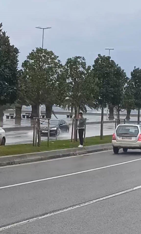İstanbul ve Marmara Denizi’nde sabah saatlerinde etkili fırtına Pendik Sahili’nde deniz suyunu yola taşıdı. İstanbul ve Marmara Denizi’nde sabah saatlerinde etkili fırtına Pendik Sahili’nde deniz suyunu yola taşıdı.