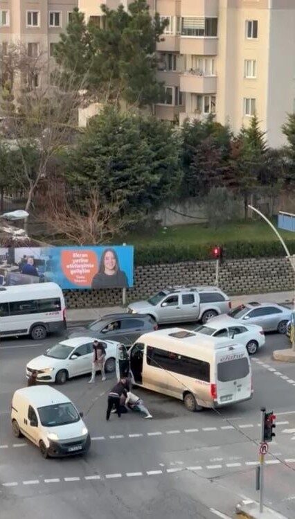 Pendik’te kırmızı ışıkta bekleyen sürücüler arasında yol verme tartışması kavgaya dönüştü.