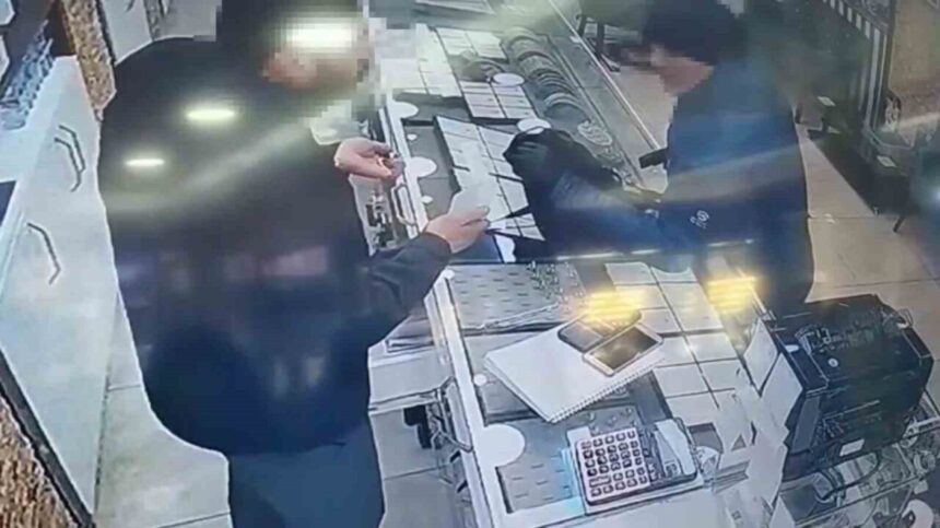 Oyuncak silahla kuyumcuya soygun girişiminde bulunan şüpheli tutuklandı. Oyuncak silahla kuyumcuya soygun girişiminde bulunan şüpheli tutuklandı.