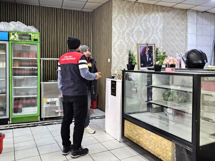 Pınarhisar’da gıda işletmelerine yönelik 5996 sayılı kanun kapsamında denetimler sürüyor. Pınarhisar’da gıda işletmelerine yönelik 5996 sayılı kanun kapsamında denetimler sürüyor.