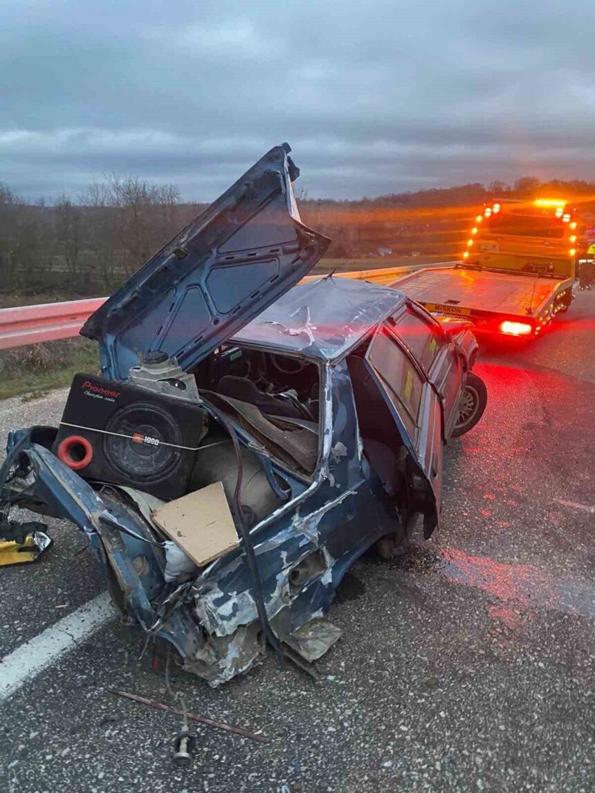 Pınarhisar’da otomobilin bariyerlere çarpması sonucu 3 kişi yaralandı.