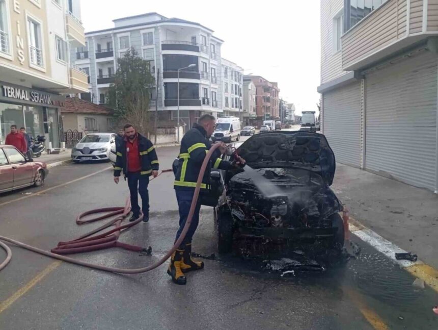 Pınarhisar’da park halindeki otomobilin motoru yangın çıkarttı, itfaiye ekipleri söndürdü. Pınarhisar’da park halindeki otomobilin motoru yangın çıkarttı, itfaiye ekipleri söndürdü.