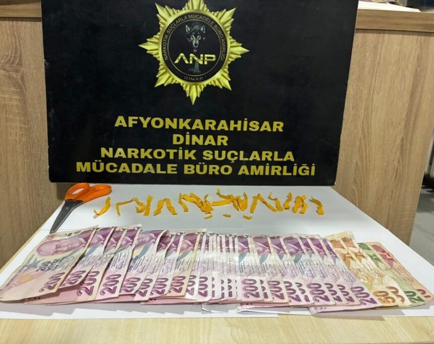 Afyonkarahisar’da köy evine düzenlenen baskında 25 peçeteye emdirilmiş uyuşturucu madde ele geçirildi. Afyonkarahisar’da köy evine düzenlenen baskında 25 peçeteye emdirilmiş uyuşturucu madde ele geçirildi.