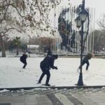 Süleymanpaşa’da karla kaplanan sahilde polisler, çocuklarla kartopu oynadı.