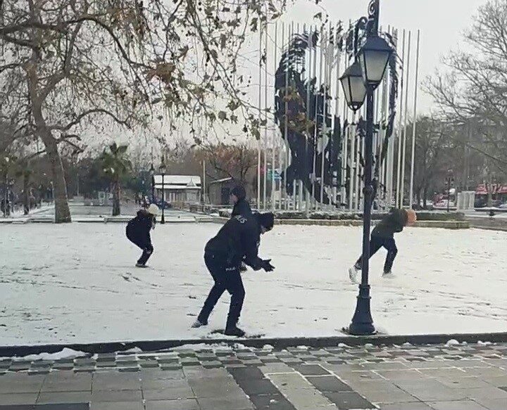 Süleymanpaşa’da karla kaplanan sahilde polisler, çocuklarla kartopu oynadı. Süleymanpaşa’da karla kaplanan sahilde polisler, çocuklarla kartopu oynadı.